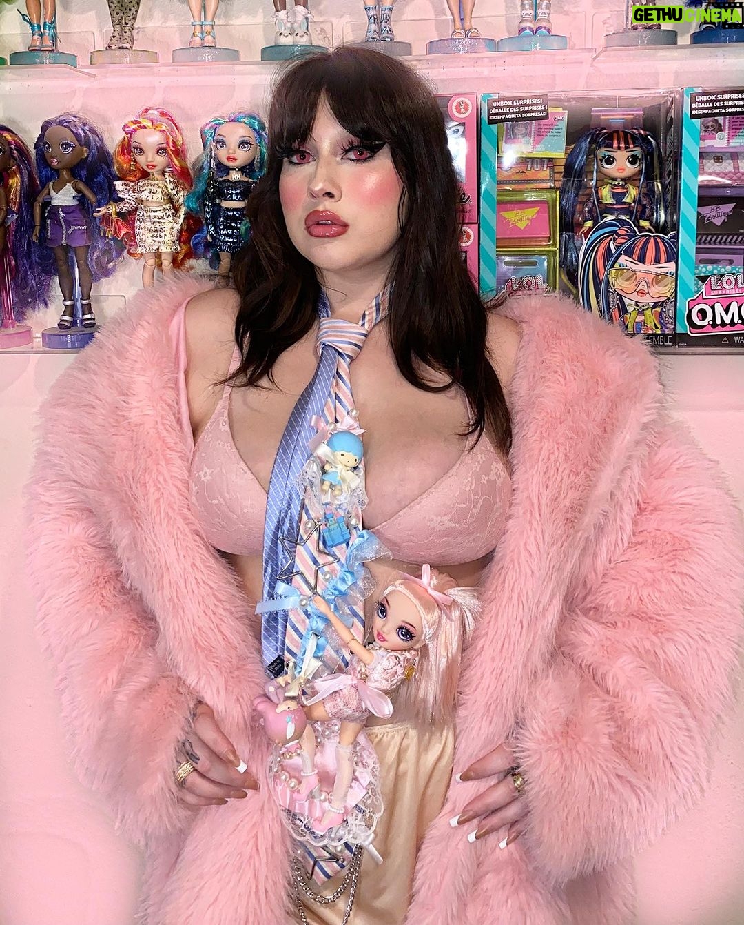 Lucy Loone Instagram - feeling fresh out the box💕💗🚿🎀💼🎻 tie by @eddysonline…..really makes me feel ready to get down to Business 🍰Eat it Up the album out now link in bio