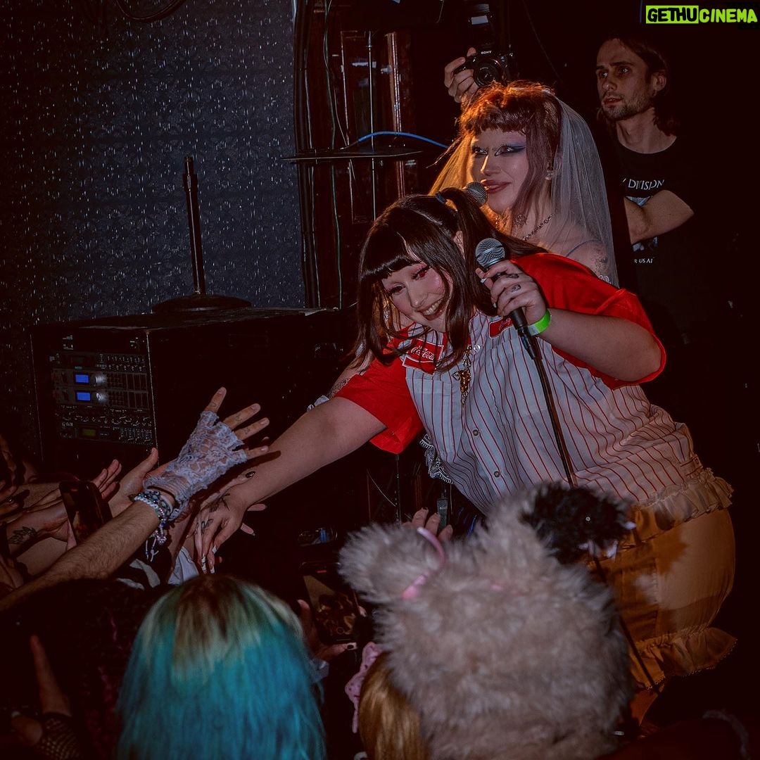 Lucy Loone Instagram - big love 4 chicago ♥️🥤 thank u for the presents 🎁 …. i will see you tonight toronto 💕🐙 (last 2 📷s by @lockotb)