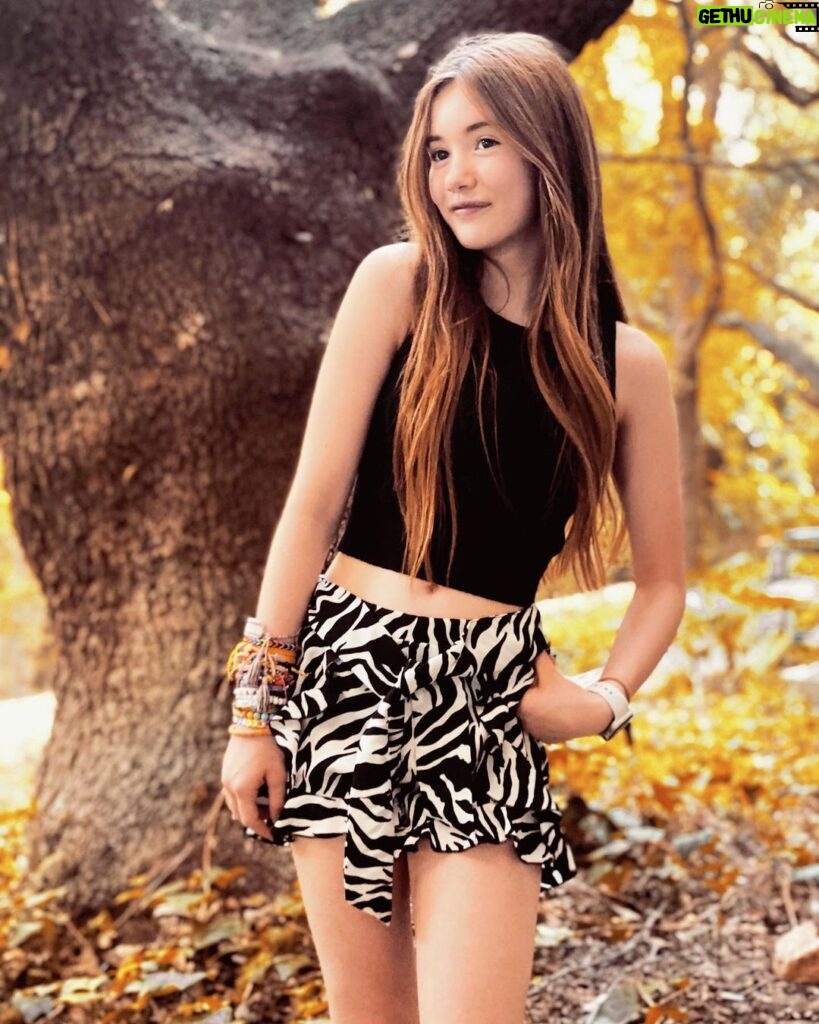 Lucy Paez Instagram - Autumn Shows Us How Beautiful It Is 🍁🍁🍁🍁... To Let Things Go !!✌️🧡✌️ ▪️ ▪️ ▪️ #autumnvibes #zebraprint #peaceandlove #fallcolors #younghollywood #actresslife #mylifestyle #tweenfashion #fashionphotography #makeithappen #yougotthisgirl #enjoythelittlethings #loveyourself #hereicome #followyourdreams #shinebright #mymagicalmoments #lucypaezofficial