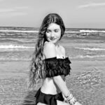 Lucy Paez Instagram - Smell The Sea & Feel The Sky ☁️🌊🌊... Let You Soul & Spirit Fly 🕊 ▪️ ▪️ ▪️ 📷 : @valett08 #vitaminnsea#recharging#messyhair#happyme #actresslife #mylifestyle #oceanlife #blackandwhite #tweenfashion #fashionphotography #makeithappen #yougotthisgirl #enjoythelittlethings #loveyourself #hereicome #followyourdreams #shinebright #mymagicalmoments #lucypaezofficial