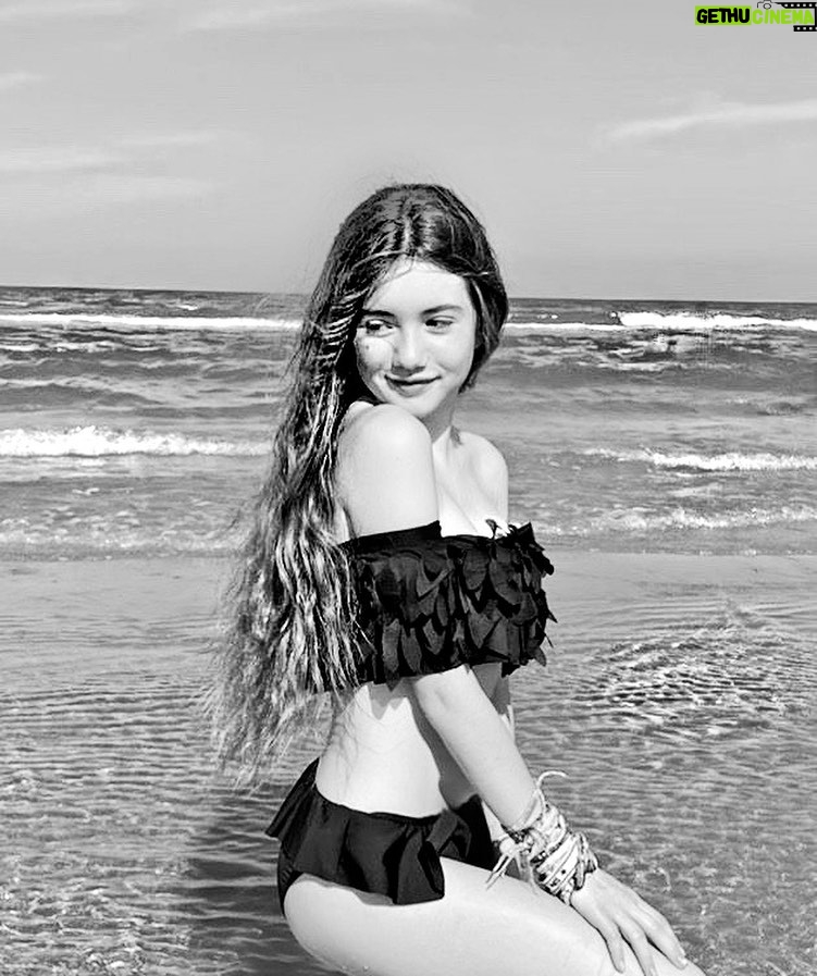 Lucy Paez Instagram - Smell The Sea & Feel The Sky ☁️🌊🌊... Let You Soul & Spirit Fly 🕊 ▪️ ▪️ ▪️ 📷 : @valett08 #vitaminnsea#recharging#messyhair#happyme #actresslife #mylifestyle #oceanlife #blackandwhite #tweenfashion #fashionphotography #makeithappen #yougotthisgirl #enjoythelittlethings #loveyourself #hereicome #followyourdreams #shinebright #mymagicalmoments #lucypaezofficial