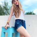 Lucy Paez Instagram - Good Humor😝😉 ... Is The Clear Blue Sky Of The Soul !! ☁️💙💙☁️ ▪️ ▪️ ▪️ #bluesky #badhairday #goodvibes #almostsummer #actresslife #happyalways#mylifestyle #fashionphotography #tweenfashion #makeithappen#yougotthisgirl#enjoythelittlethings #loveyourself #hereicome #mypassion #followyourdreams #shinebright #childactress #mymagicalmoments #lucypaezofficial