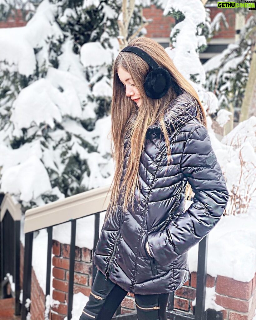 Lucy Paez Instagram - Is Like Walking Through Snow ❄️⛄️❄️.... Every Step Shows !! 🤍👣🤍 ▪️ ▪️ ▪️ #letitsnow# #snow#ski# #mylifestyle #tweenfashion#fashionphotography#makeithappen #yougotthisgirl #enjoythelittlethings #loveyourself #hereicome #actresslife #mypassion #followyourdreams #shinebright #childactress #mymagicalmoments #lucypaezofficial