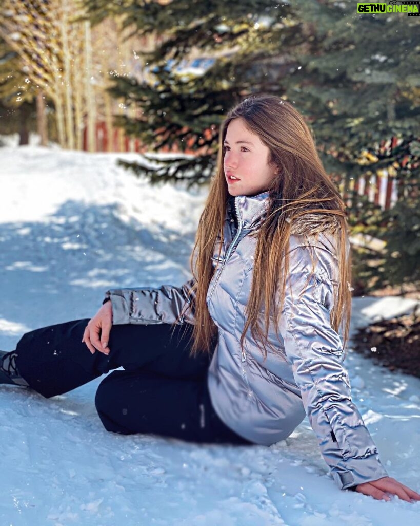Lucy Paez Instagram - To Appreciate The Beauty Of Snow ❄️⛄️❄️.... Stand Out In The Cold !! 💙🤍💙 ▪️ ▪️ ▪️ #letitsnow# #snow#ski# #mylifestyle #tweenfashion#fashionphotography#makeitbright #yougotthisgirl #enjoythelittlethings #loveyourself #hereicome #actresslife #mypassion #followyourdreams #shinebright #childactress #mymagicalmoments #lucypaezofficial