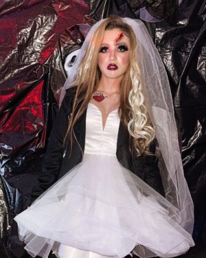 Lucy Paez Instagram - Tying the knot with a chainsaw.💋🔪