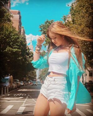 Lucy Paez Instagram - Hello, City 🍎🚕🗽… You’re Looking Gorgeous Today !! ♥️💙♥️
▪️
▪️
▪️
#newyork #empirestatebuilding #younghollywood #actresslife #mylifestyle #tweenfashion #fashionphotography #lucypaezofficial