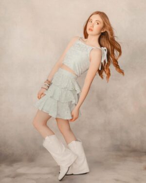 Lucy Paez Instagram - The Only Way To Achieve The Impossible✨🦋✨… Is To Believe It’s Possible!! ☁️☁️☁️
▪️
▪️
▪️
#aliceinwonderland #thedaughter #fashionstyle #dreambig #younghollywood #actresslife #mylifestyle #tweenfashion #fashionphotography #makeithappen #yougotthisgirl #hereicome #followyourdreams #shinebright #mymagicalmoments #lucypaezofficial
