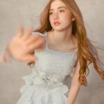 Lucy Paez Instagram – This Is My Dream✨🦋✨… I’ll Decide Where I Go From Here !! ☁️☁️☁️
▪️
▪️
▪️
#aliceinwonderland #thedaughter #fashionstyle #oceanview #younghollywood #actresslife #mylifestyle #tweenfashion #fashionphotography #makeithappen #yougotthisgirl #hereicome #followyourdreams #shinebright #mymagicalmoments #lucypaezofficial