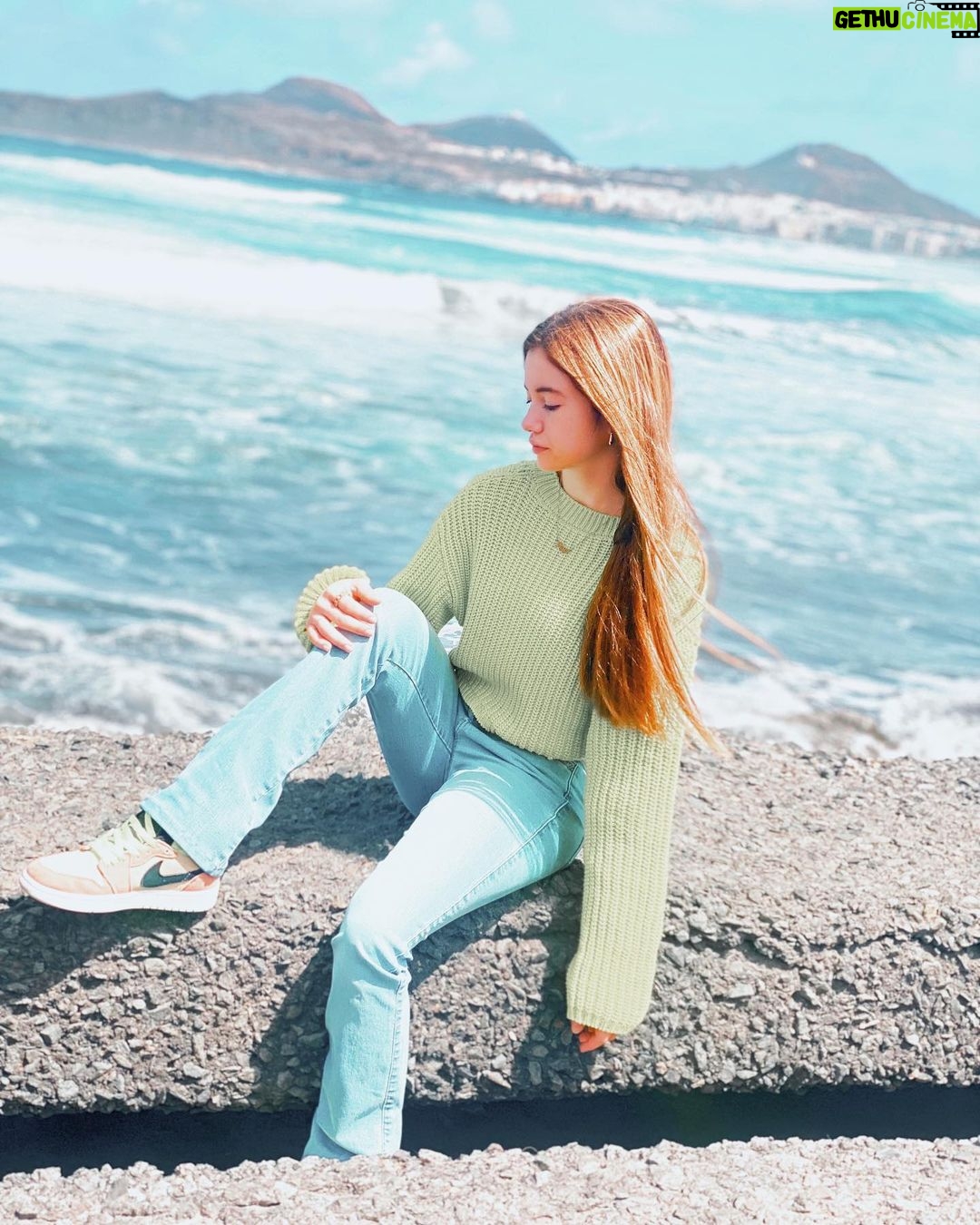 Lucy Paez Instagram - I’m Happy Anywhere 💙💙💙… I Can See The Ocean !! ▪️ ▪️ ▪️ #spain #canaryislands #themother #thedaughter #fashionstyle #oceanview #younghollywood #actresslife #mylifestyle #tweenfashion #fashionphotography #makeithappen #yougotthisgirl #hereicome #followyourdreams #shinebright #mymagicalmoments #lucypaezofficial Canary Islands