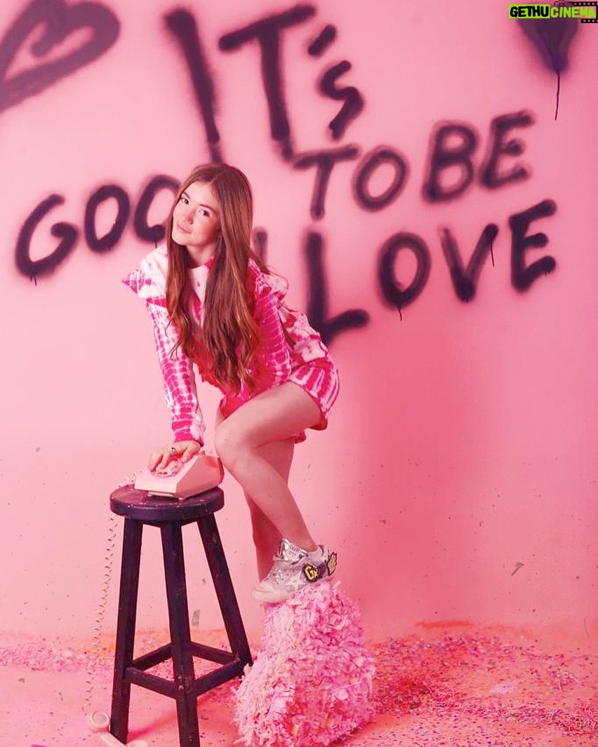 Lucy Paez Instagram - Itβs Good To Be ππ€πβ¦ In Love ! β¨πβ¨ βͺοΈ βͺοΈ βͺοΈ #valentines #ifeelgood #inlove #hellyeah #thedaughter #happyvalentinesday #feelinggood #fashionstyle #pinklove #younghollywood #actresslife #mylifestyle #tweenfashion #fashionphotography #makeithappen #yougotthisgirl #hereicome #followyourdreams #shinebright #mymagicalmoments #lucypaezofficial