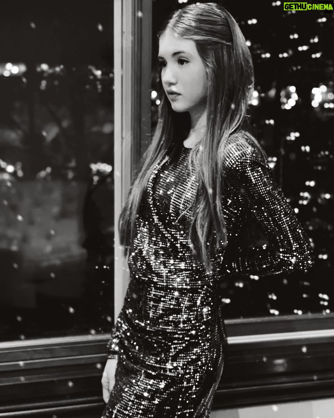 Lucy Paez Instagram - Merry Christmas Eve Sexys❤️💚❤️ … Sending You All A Giant, Virtual Hug Tonight 🎄🎅🏼✨& Hoping You Are Surrounded By Sexy Ones ▪️ ▪️ ▪️ #xmas #christmas2021 #twasthenightbeforechristmas #christmaseve #thedaughter #inlove #fashionstyle #blackandwhite #younghollywood #actresslife #mylifestyle #tweenfashion #fashionphotography #makeithappen #yougotthisgirl #hereicome #followyourdreams #shinebright #mymagicalmoments #lucypaezofficial