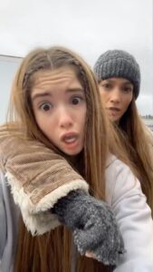Lucy Paez Instagram - Who segzy? @lucypaezofficial disfruta al máximo las grabaciones de la movie #TheMother junto a #JLo. 🤩