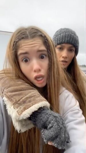 Lucy Paez Instagram - Who segzy? @lucypaezofficial disfruta al máximo las grabaciones de la movie #TheMother junto a #JLo. 🤩
