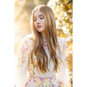 Lucy Paez Instagram - Aw🌼ke 
📷: @vm_art_photography