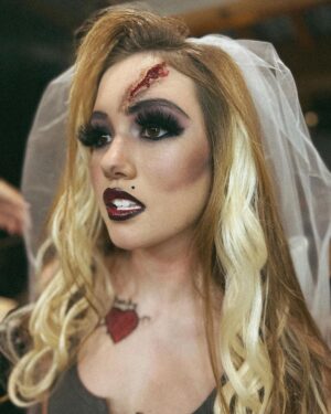 Lucy Paez Instagram - Tying the knot with a chainsaw.💋🔪