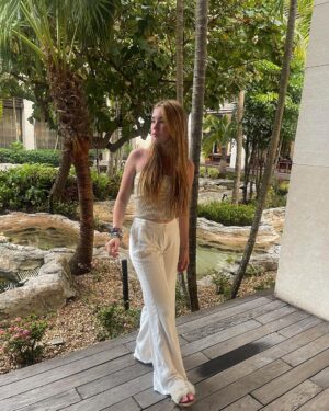 Lucy Paez Instagram - summer shmood🌺🌞🌴🐚