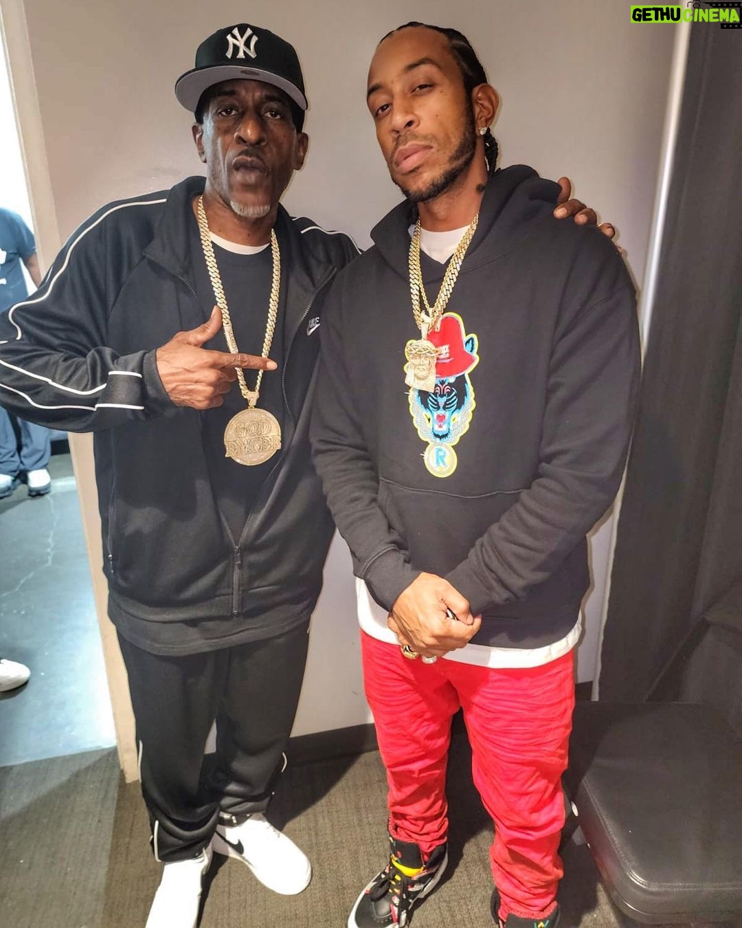Ludacris Instagram - I Stand On The Shoulder Of GIANTS That Paved The Way For Me 🙏🏾 THE GOD MC @thegodrakim HIP HOP FUCKIN 50! 🎤🎤🎤🎤🎤 Atlanta, Georgia