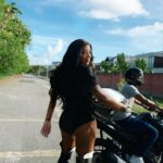 Ludmilla Instagram - Cheguei chegando no Fervo da Lud de Salvador, hein?! Cheguei de Moto bebe, E não foi de qualquer moto. Foi de Uber Moto! Sentiu o poder? Esse é só o começo da minha parceria com a @uber_br. Então bora curtir e colocar a cidade no nosso ritmo ✨🏍️🖤 #publi