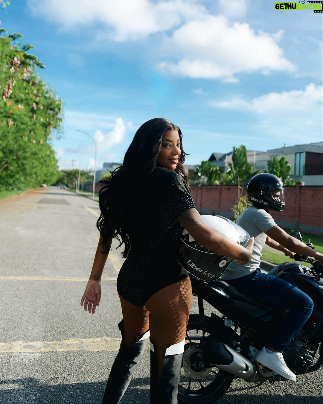 Ludmilla Instagram - Cheguei chegando no Fervo da Lud de Salvador, hein?! Cheguei de Moto bebe, E não foi de qualquer moto. Foi de Uber Moto! Sentiu o poder? Esse é só o começo da minha parceria com a @uber_br. Então bora curtir e colocar a cidade no nosso ritmo ✨🏍️🖤 #publi