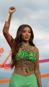 Ludmilla Instagram - Com muito orgulho vindo avisar que: Numanice #3 já tá no ar, enchendo a mamãe de orgulho, de Caxias pro mundo. Quero geral ouvindo mt 🫶🏾