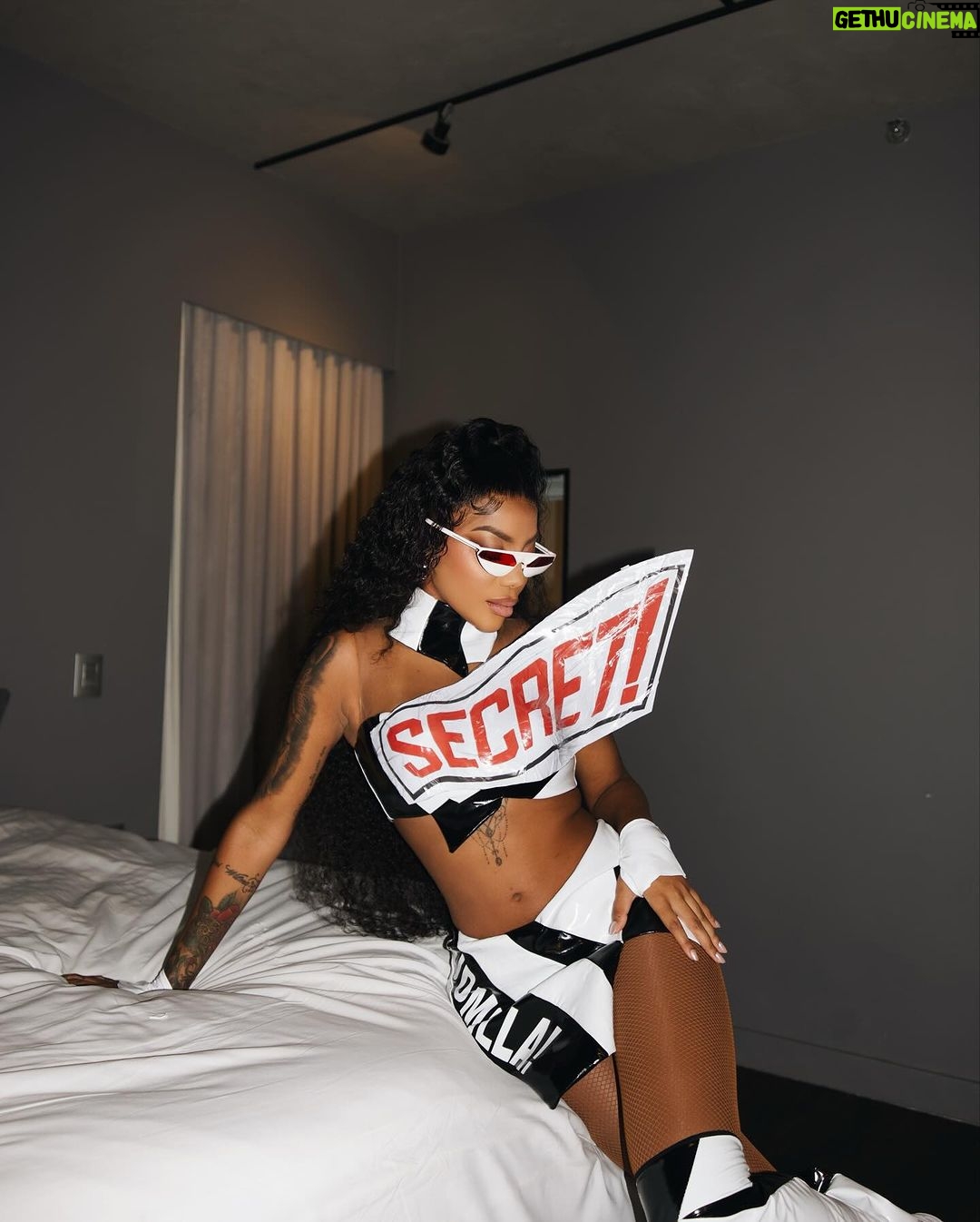 Ludmilla Instagram - Eu sou teu segredo você perde o foco…