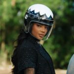 Ludmilla Instagram - Cheguei chegando no Fervo da Lud de Salvador, hein?! Cheguei de Moto bebe, E não foi de qualquer moto. Foi de Uber Moto! Sentiu o poder? Esse é só o começo da minha parceria com a @uber_br. Então bora curtir e colocar a cidade no nosso ritmo ✨🏍️🖤 #publi