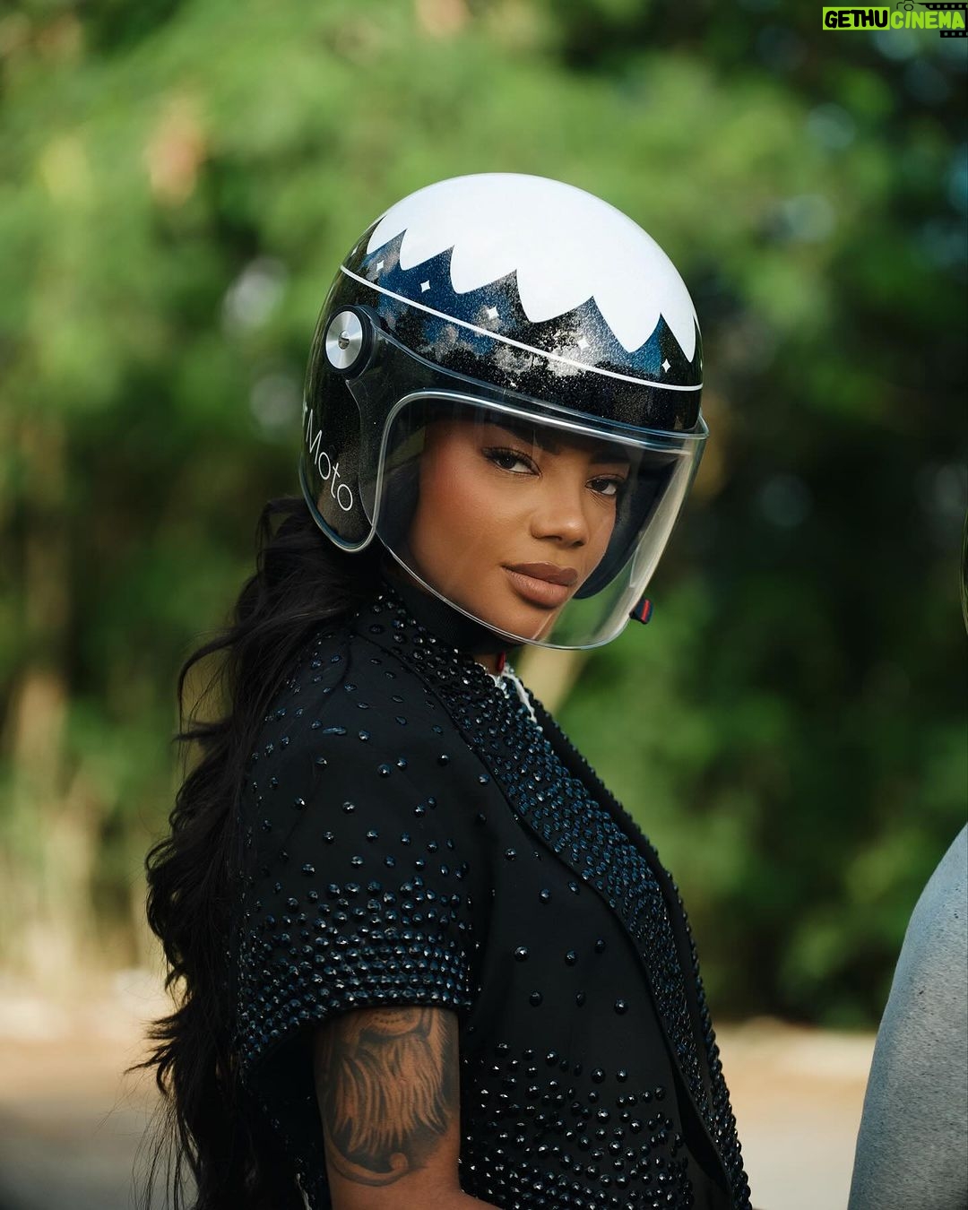 Ludmilla Instagram - Cheguei chegando no Fervo da Lud de Salvador, hein?! Cheguei de Moto bebe, E não foi de qualquer moto. Foi de Uber Moto! Sentiu o poder? Esse é só o começo da minha parceria com a @uber_br. Então bora curtir e colocar a cidade no nosso ritmo ✨🏍️🖤 #publi