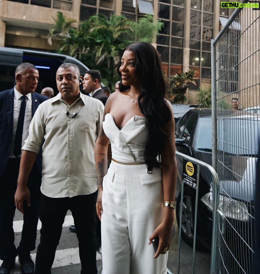 Ludmilla Instagram - Como diria meu amigo Jay-z: Você tem que continuar aparecendo até que eles deem a você todos os reconhecimentos que você acha que merece. Até que eles te chamem de gênio. Ou no meu caso, até que eles te deem uma Medalha Tiradentes! ❤️
