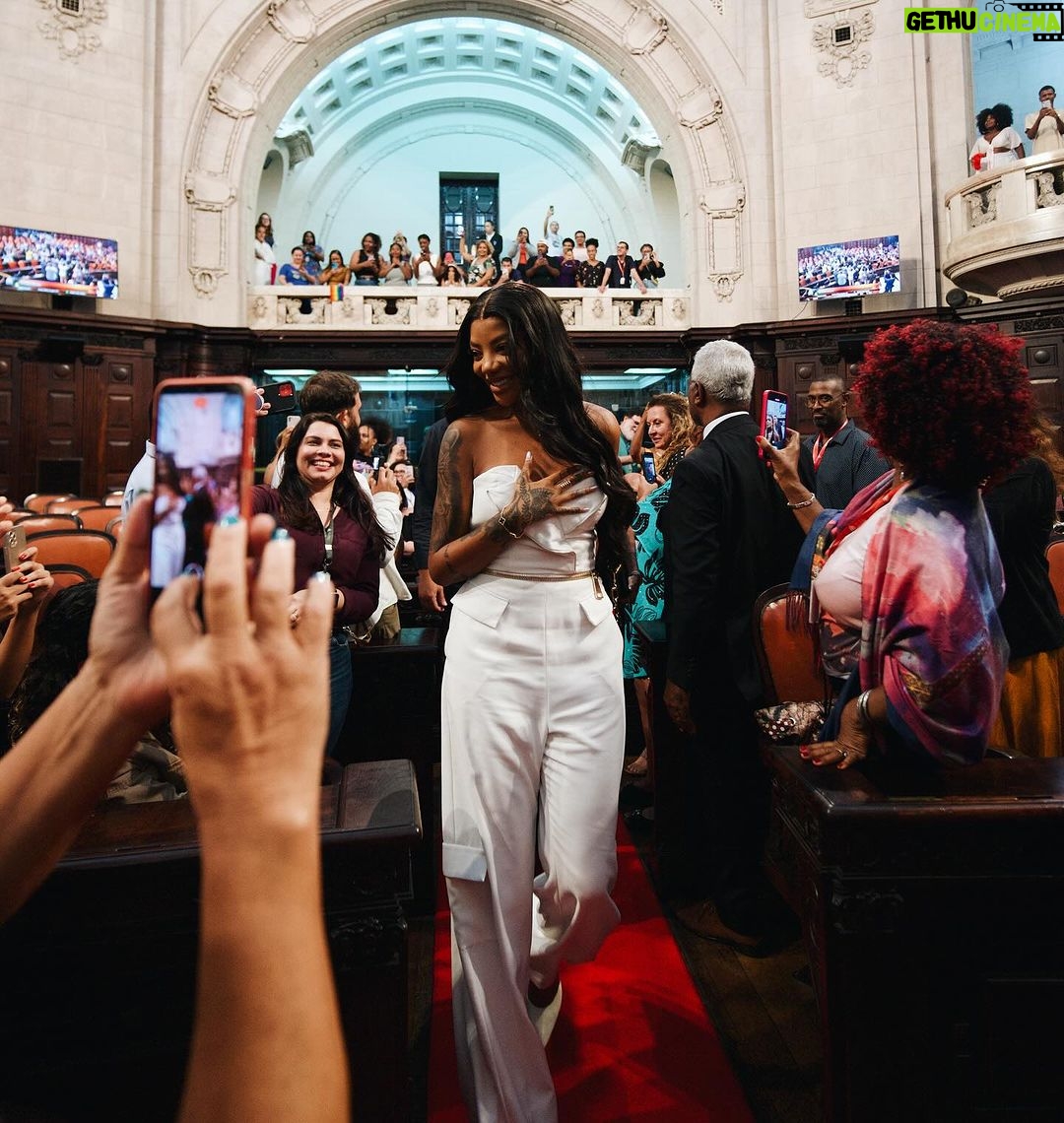 Ludmilla Instagram - Como diria meu amigo Jay-z: Você tem que continuar aparecendo até que eles deem a você todos os reconhecimentos que você acha que merece. Até que eles te chamem de gênio. Ou no meu caso, até que eles te deem uma Medalha Tiradentes! ❤️