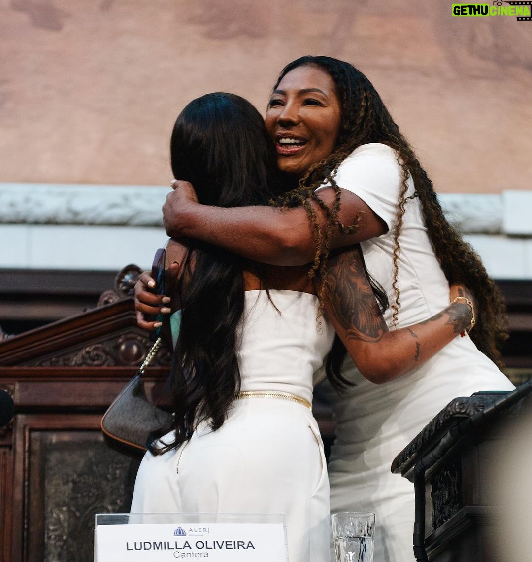 Ludmilla Instagram - Como diria meu amigo Jay-z: Você tem que continuar aparecendo até que eles deem a você todos os reconhecimentos que você acha que merece. Até que eles te chamem de gênio. Ou no meu caso, até que eles te deem uma Medalha Tiradentes! ❤️
