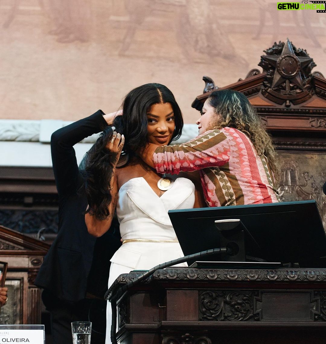 Ludmilla Instagram - Como diria meu amigo Jay-z: Você tem que continuar aparecendo até que eles deem a você todos os reconhecimentos que você acha que merece. Até que eles te chamem de gênio. Ou no meu caso, até que eles te deem uma Medalha Tiradentes! ❤️