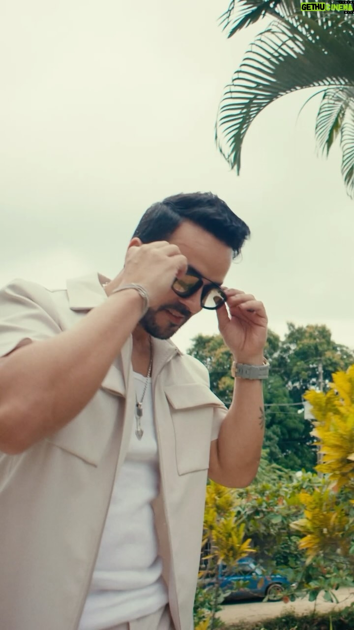 Luis Fonsi Instagram - #LaRomana está 🔥🔥🔥 Faltan solo 3 días pa’gozarnos esta canción. Ya la pueden Pre Guardar en el link de mi bio ☝🏼