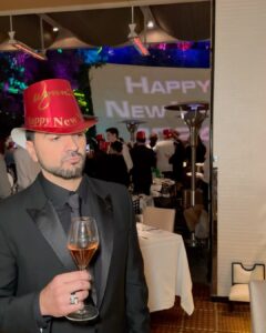 Luis Fonsi Instagram - 2024 será un gran año 🎊. Yo lo recibo con mis 3 personas favoritas, soy muy afortunado. Bendiciones y mucho amor mi gente, los quiero! 🤍 Wynn Las Vegas Hotel & Casino