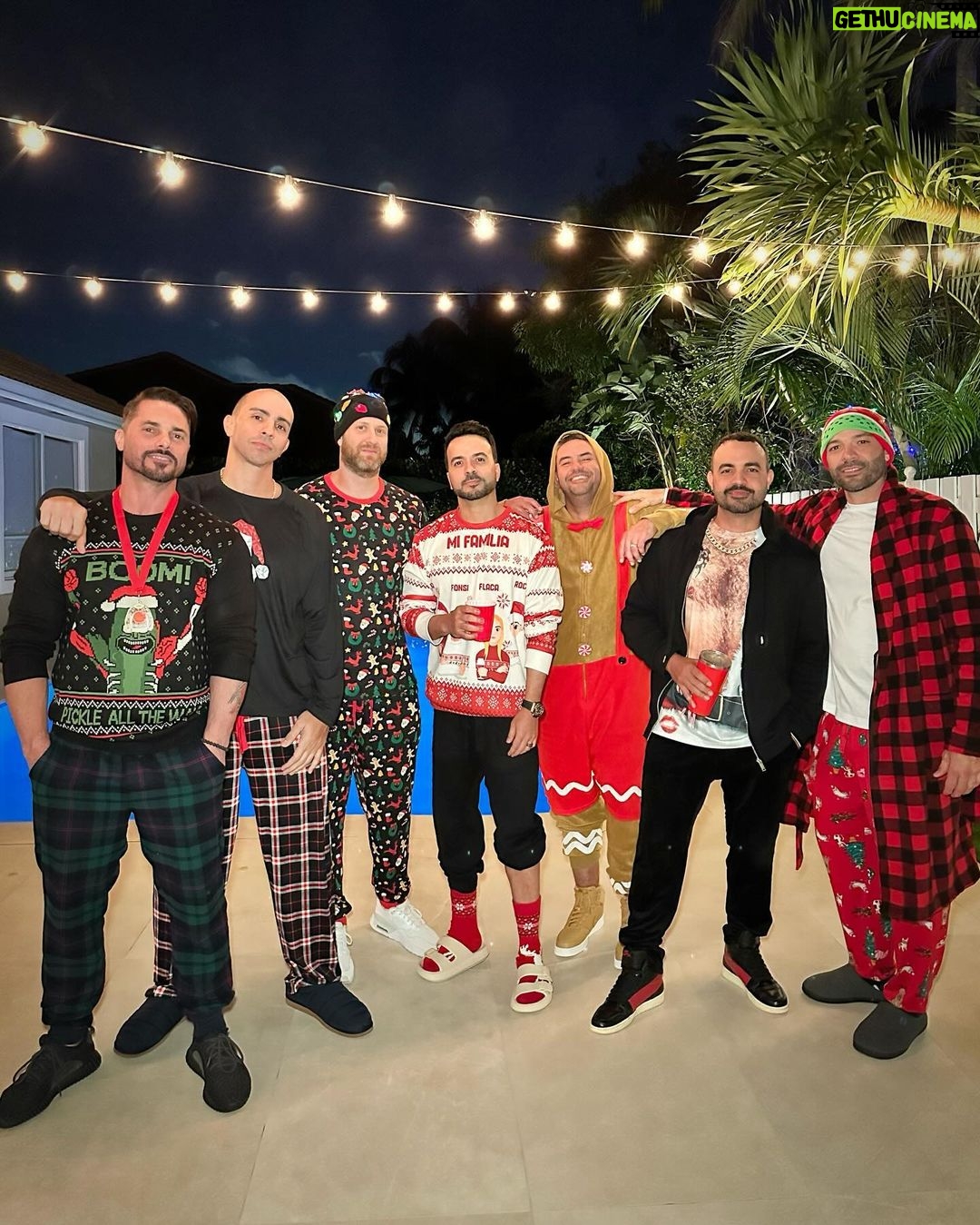 Luis Fonsi Instagram - Ugly pajama party vibes con el famili贸n 馃馃徏 馃巺