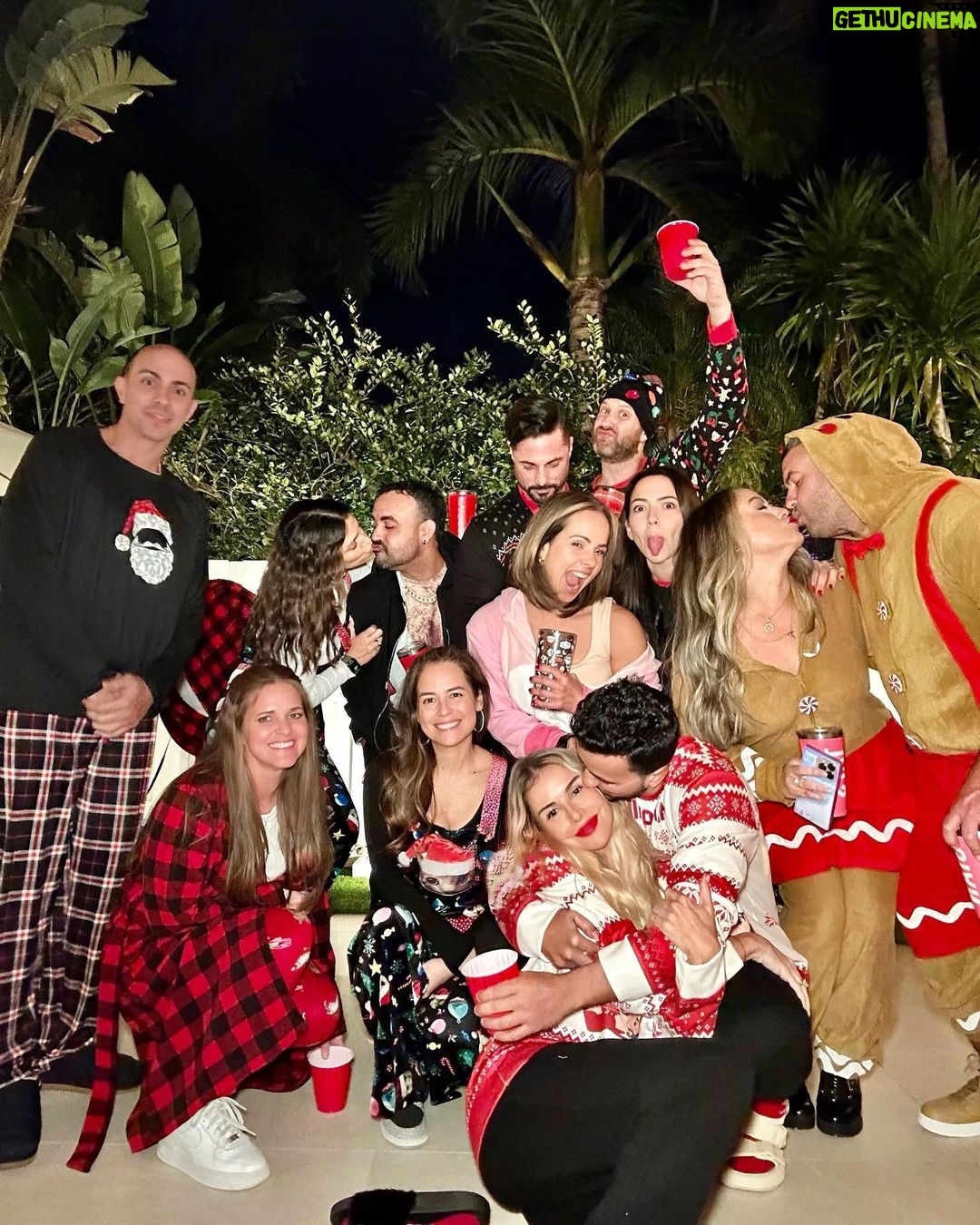 Luis Fonsi Instagram - Ugly pajama party vibes con el famili贸n 馃馃徏 馃巺