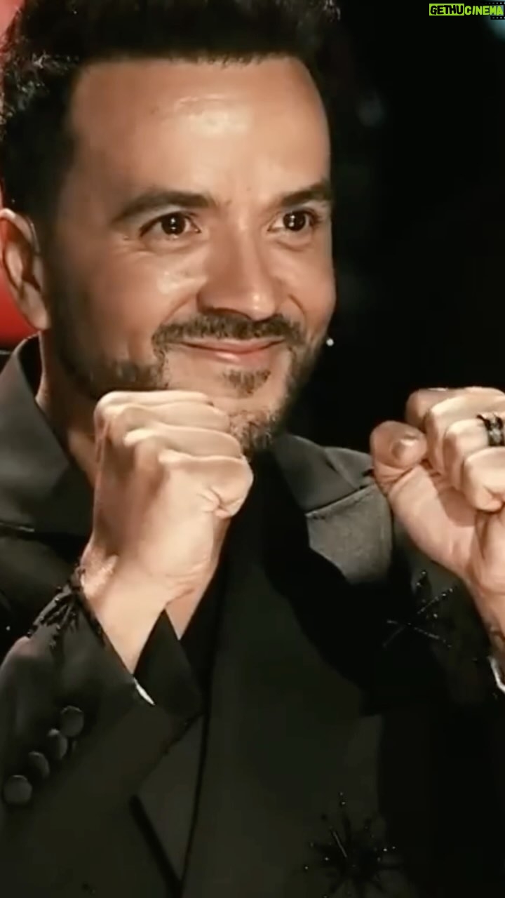 Luis Fonsi Instagram - No hay otra voz como la de Elsa ❤️ Gracias por ser parte del #TeamFonsi @lavozantena3