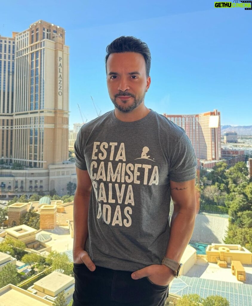 Luis Fonsi Instagram - We believe in a future where no child dies from cancer. At St. Jude, there is hope and the impossible becomes possible. With each contribution, we inch closer to a world where childhood cancer is but a memory. Get your shirt like mine at www.stjude.org/BigGame @stjude @musicgives