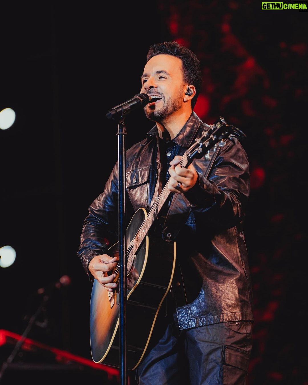 Luis Fonsi Instagram - Mi guitarra y ustedes, no pido más ❤️