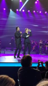 Luis Fonsi Instagram - No es nada fácil cantar una canción de @laurapausini y mucho menos frente a ella! Que mucho me disfruté cantar con mi hermano @davidbisbal, celebrar tu trayectoria y verte feliz en este gran homenaje que te ha hecho la academia @latingrammys. Que suerte tengo de llamarte amiga… Te quiero y estoy orgulloso de ti 🙌🏼❤️ #PersonOfTheYear Latin Grammy, Sevilla