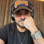 Luis Fonsi Instagram - Aquí en el estudio escuchando las mezclas finales y poniéndole los últimos detalles al nuevo disco. No les puedo explicar lo emocionado que me tiene este proyecto. Habrán sorpresas…#ElViaje