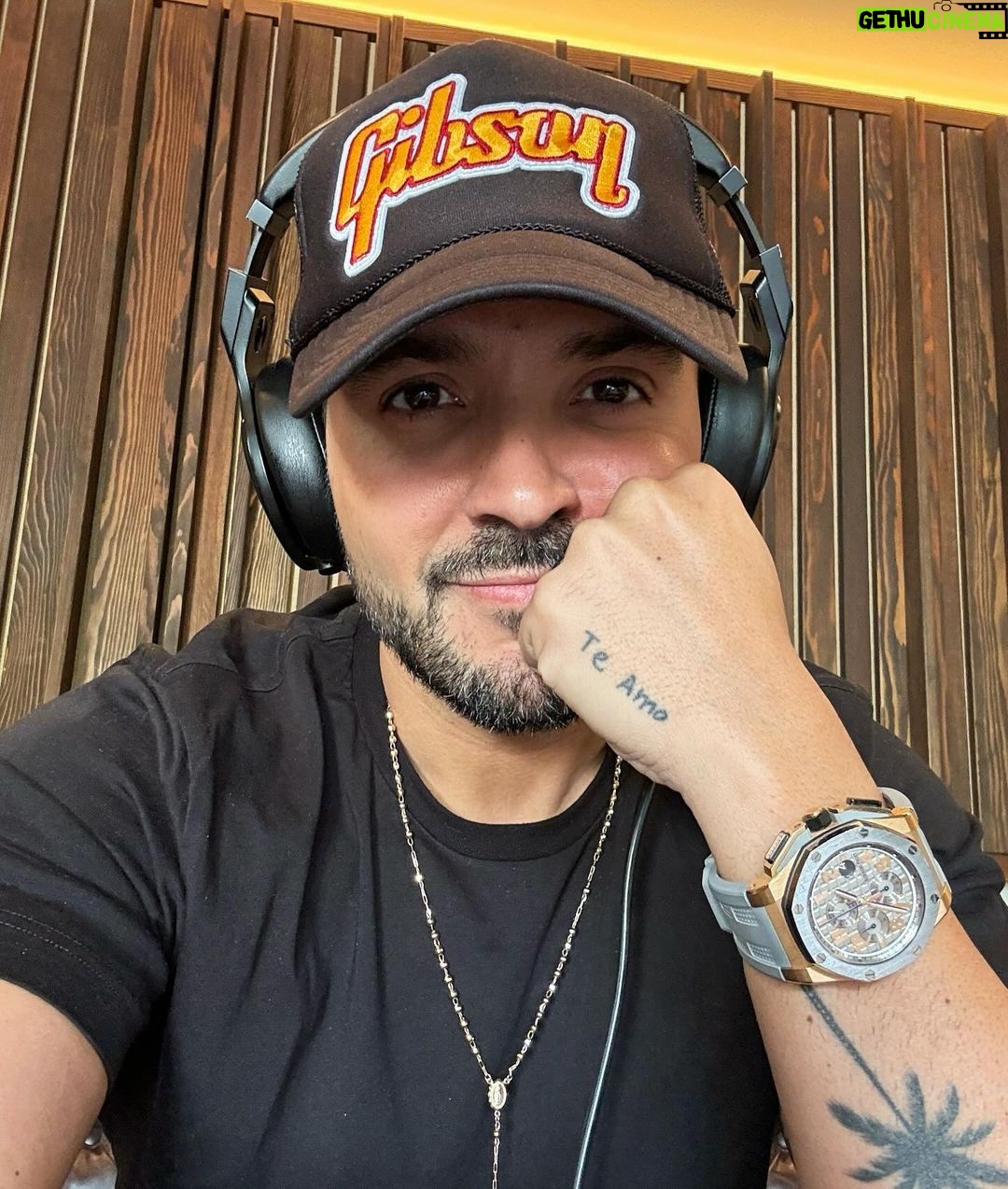 Luis Fonsi Instagram - Aquí en el estudio escuchando las mezclas finales y poniéndole los últimos detalles al nuevo disco. No les puedo explicar lo emocionado que me tiene este proyecto. Habrán sorpresas…#ElViaje