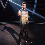 Luis Fonsi Instagram - Esta noche comienzan los asaltos y esto se está poniendo bueno 🔥. Por suerte cuento con la ayuda de mis hermanos y asesores @calidandee. No se lo pierdan! @lavozantena3 #TeamFonsi #LaVozAsaltos 📷: @robertosastrephoto