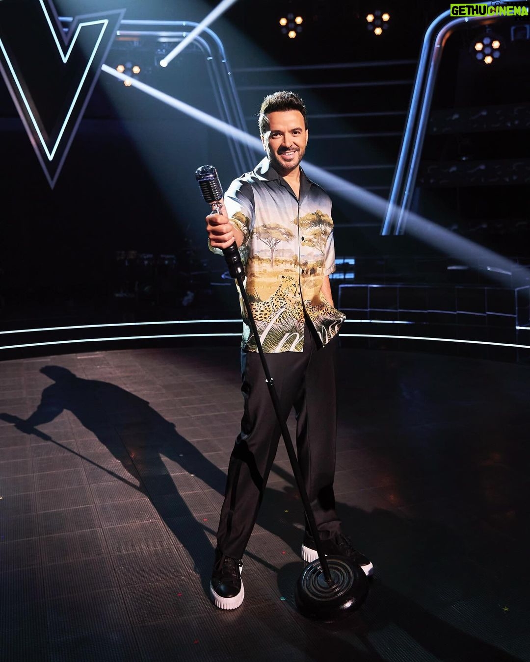Luis Fonsi Instagram - Esta noche comienzan los asaltos y esto se está poniendo bueno 🔥. Por suerte cuento con la ayuda de mis hermanos y asesores @calidandee. No se lo pierdan! @lavozantena3 #TeamFonsi #LaVozAsaltos 📷: @robertosastrephoto