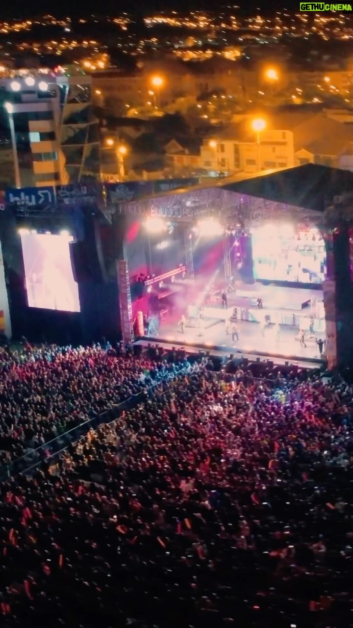 Luis Fonsi Instagram - El concierto de Cuenca fue de otro planeta ❤️🔥 Casa llena, nadie se sentó, cantaron y bailaron todo…Todavía estoy flotando 🙌🏼 GRACIAS!!! Mañana lo dejamos todo en Manta 🇪🇨 . Los amo 🎥: @danny_nid @dnv_studio_ Estadio Alejandro Serrano Aguilar