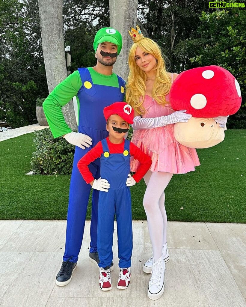 Luis Fonsi Instagram - Happy Halloween familia 🎃