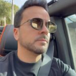 Luis Fonsi Instagram - El día está pa’ cantar clásicos a todo pulmón y que la gente me mire mal!!! 😂🤷🏻‍♂️🚙. Por Ahi :)