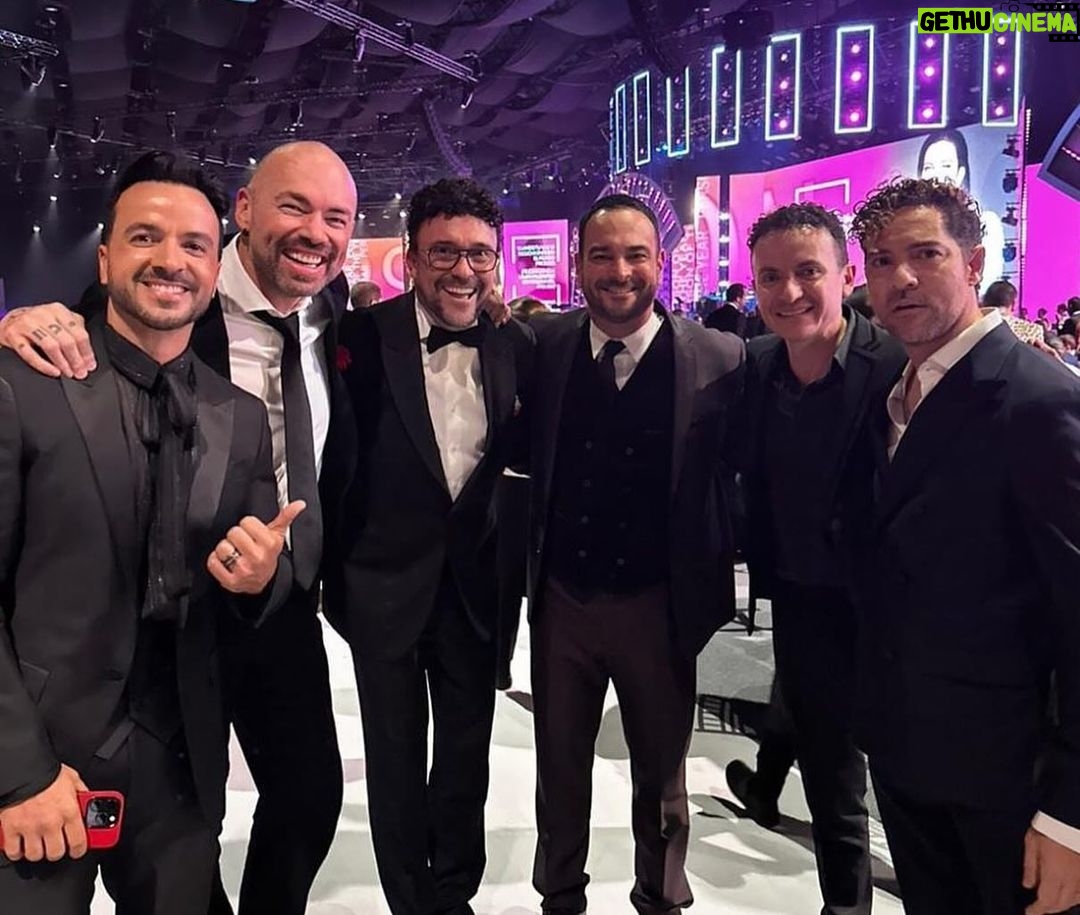 Luis Fonsi Instagram - Recap de unos días bonitos celebrando @latingrammys con familia y amigos que son familia 🙏🏼 #PhotoDump