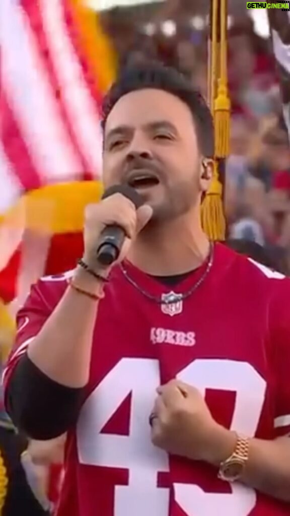 Luis Fonsi Instagram - Me siento super orgulloso como Boricua y latino de haber cantado el himno nacional en el juego de NFC Championship. Súmenle a eso, que he sido fiel fanático de los @49ers desde los 8 años de edad. Muy emocionante!!! Llegamos al Super Bowl 🏈🙌🏼🔥 @nflonfox