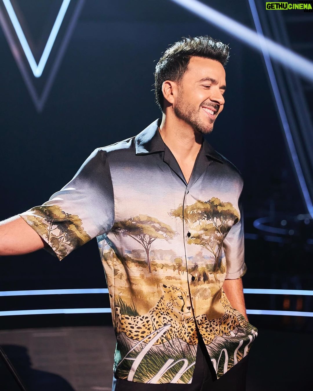 Luis Fonsi Instagram - Esta noche comienzan los asaltos y esto se está poniendo bueno 🔥. Por suerte cuento con la ayuda de mis hermanos y asesores @calidandee. No se lo pierdan! @lavozantena3 #TeamFonsi #LaVozAsaltos 📷: @robertosastrephoto