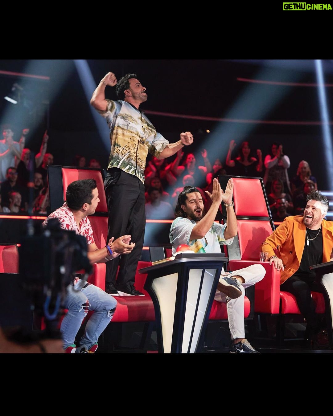 Luis Fonsi Instagram - Esta noche comienzan los asaltos y esto se está poniendo bueno 🔥. Por suerte cuento con la ayuda de mis hermanos y asesores @calidandee. No se lo pierdan! @lavozantena3 #TeamFonsi #LaVozAsaltos 📷: @robertosastrephoto